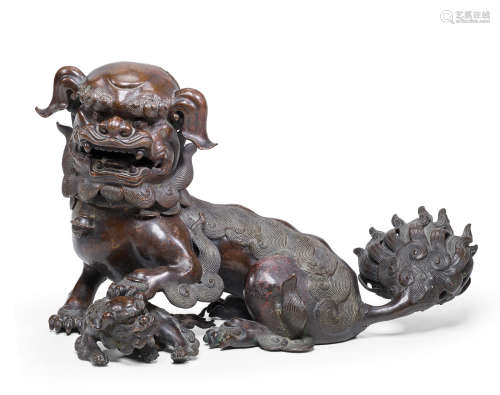 17th/18th century A BRONZE 'LION AND CUB' CENSER AND COVER