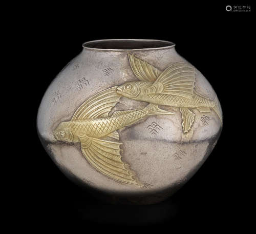 A silver vaseShowa era (1926-1989), early 20th century Shinada Shinichi (active circa 1950)