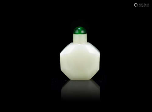 18th/19th century A white jade octagonal snuff bottle