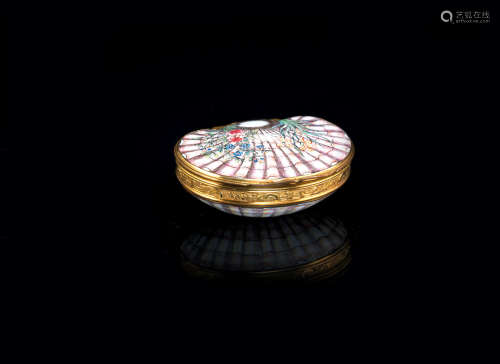 Qianlong A painted enamel gilt-metal mounted shell-form snuff box