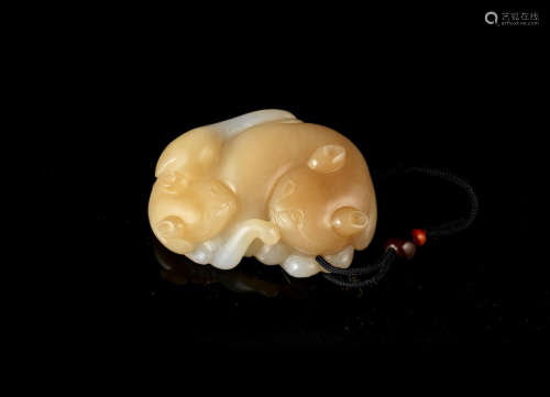 Qing Dynasty A brown and white jade carving of two cats