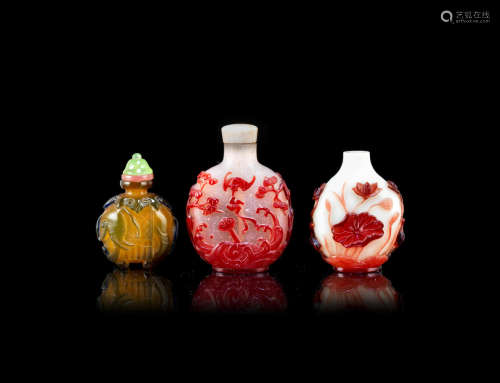 18th and 19th century Three overlay glass snuff bottles