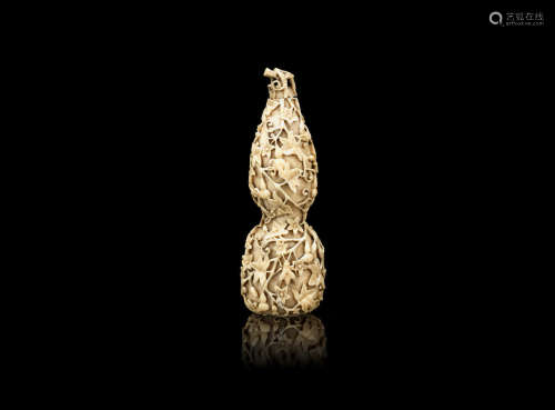 19th century A large ivory 'double-gourd' snuff bottle