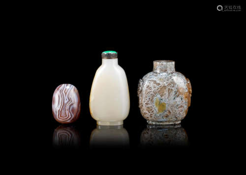 Qing Dynasty A jade snuff bottle and two agate snuff bottles