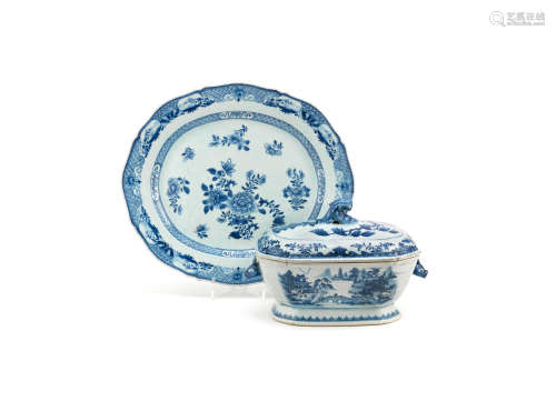 Qianlong A blue and white tureen, cover and matched stand