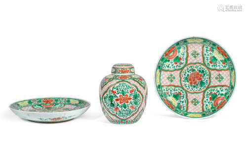 Qing Dynasty, later Kangxi seal mark A pair of famille verte dishes and a jar and cover
