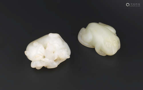 18th/19th century A white jade group of a cat, kitten and butterfly