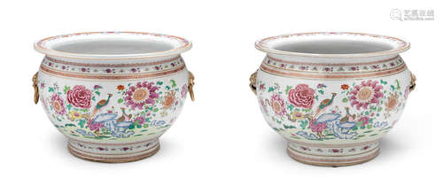 Qianlong A pair of large famille rose jardinières