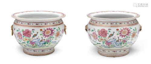 Qianlong A pair of large famille rose jardinières