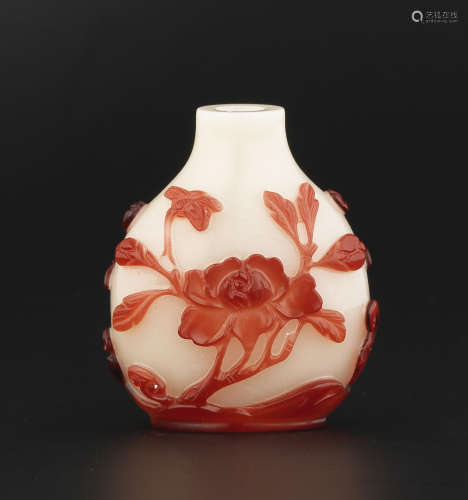 18th/19th century A fine red overlay white glass snuff bottle