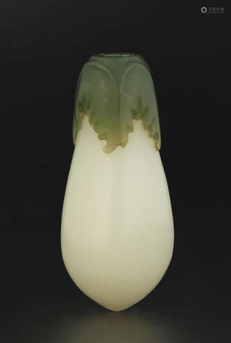 Qing Dynasty A white and spinach-green jade 'aubergine' snuff bottle