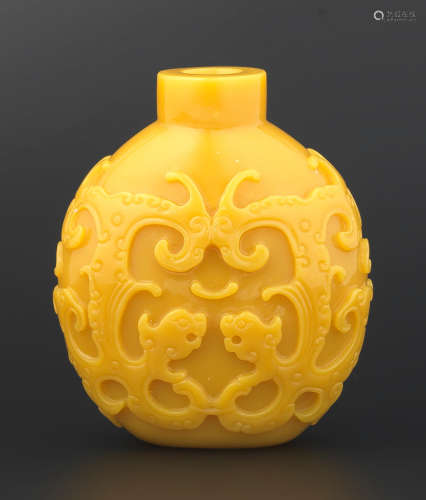 19th century A yellow glass 'chilong' snuff bottle