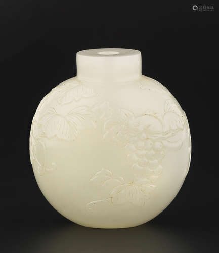 19th century A fine white jade 'squirrel and grapes' snuff bottle