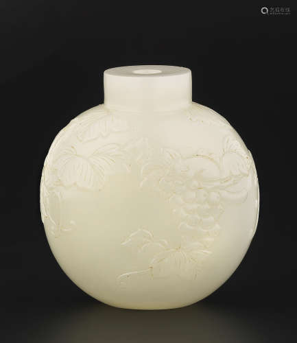 19th century A fine white jade 'squirrel and grapes' snuff bottle