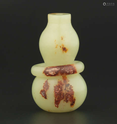 Xingyouheng tang seal mark A yellow and russet jade 'double-gourd' snuff bottle