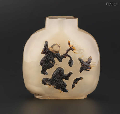 Qing Dynasty An agate 'Hehe Erxian' snuff bottle