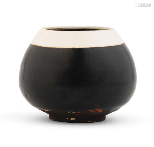 Northern Song Dynasty A rare Cizhou black-glazed white-rimmed 'lotus-bud' jar