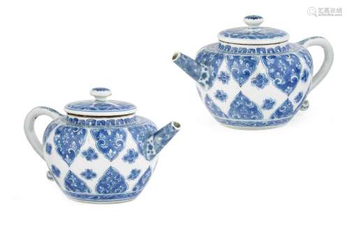 Kangxi A pair of blue and white teapots and covers