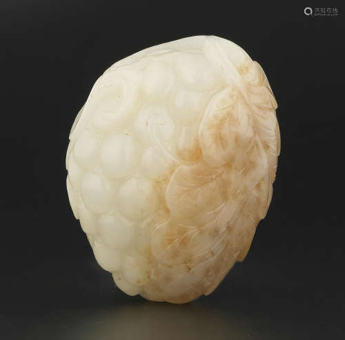 Late 19th/early 20th century A white and russet jade 'grapes' snuff bottle