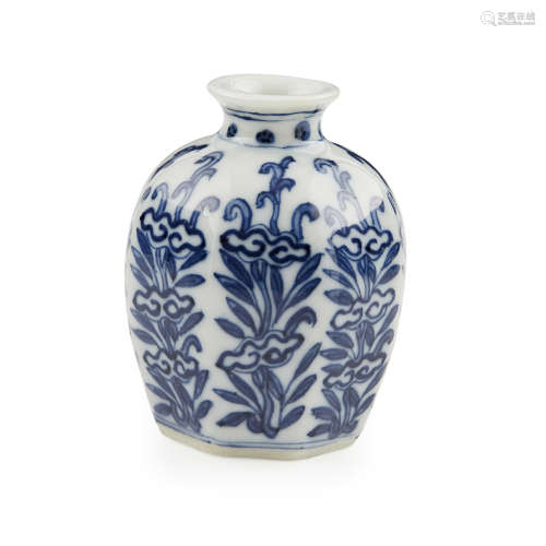 BLUE AND WHITE OCTAGONAL-SECTION SNUFF BOTTLE