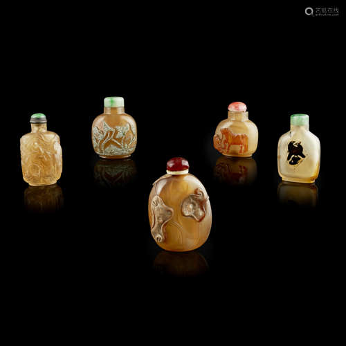 GROUP OF FOUR AGATE SNUFF BOTTLES AND A QUARTZ SNUFF BOTTLE
