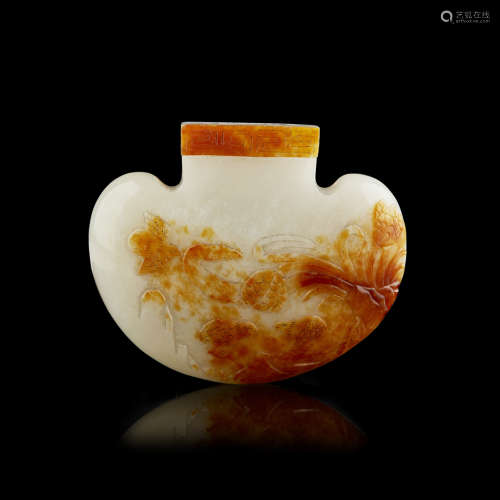 WHITE AND RUSSET JADE SNUFF BOTTLE