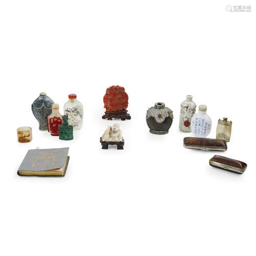 Y COLLECTION OF SNUFF BOTTLES AND HARDSTONE CARVINGS