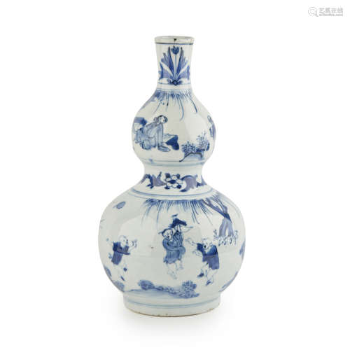 TRANSITIONAL BLUE AND WHITE DOUBLE-GOURD VASE