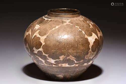 CIZHOU WARE BROWN GLAZED AND CARVED FLOWERS JAR