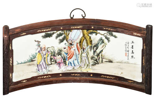 FRAMED FAMILLE ROSE FAN-SHAPED PLAQUE 'FU LU SHOU'