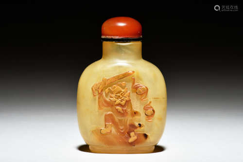 AMBER CLEVERLY CARVED 'ZHONG KUI' SNUFF BOTTLE