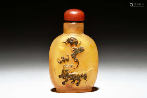 AMBER CLEVERLY CARVED 'MYTHICAL BEAST' SNUFF BOTTLE