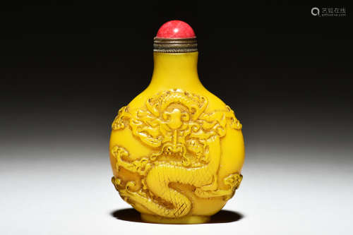 YELLOW GLASS CARVED 'DRAGON' SNUFF BOTTLE