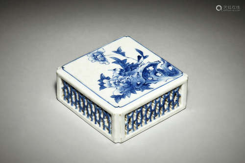 BLUE AND WHITE 'BIRD' PAPER WEIGHT