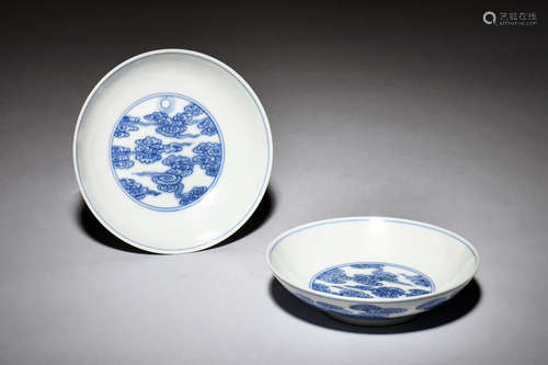 PAIR OF BLUE AND WHITE 'CLOUDS' DISHES