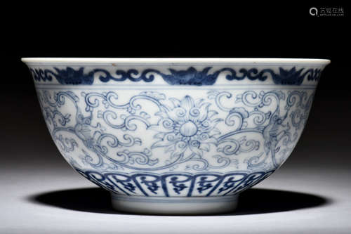 BLUE AND WHITE 'CHRYSANTHEMUM FLOWERS' BOWL