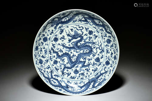 LARGE BLUE AND WHITE 'DRAGON' CHARGER