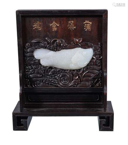 A Chinese Mughal-style white jade 'fish' mounted table screen