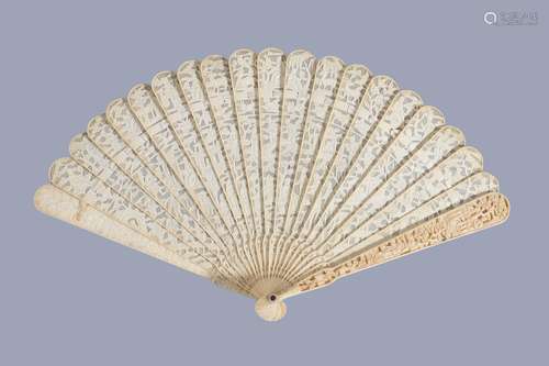 Ω A Chinese ivory brise fan, Canton, first quarter of the 19th century