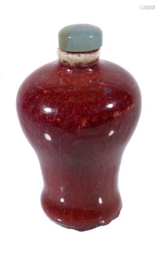 A Chinese copper-red porcelain snuff bottle and stopper, with streaked glazes