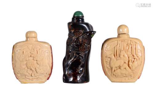Ω A Chinese ivory snuff bottle , Qing Dynasty, circa 1900-1910