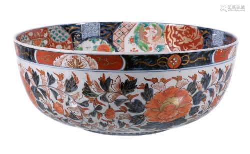 A large Japanese Imari bowl, decorated in typical colours, Meiji-Taisho Period
