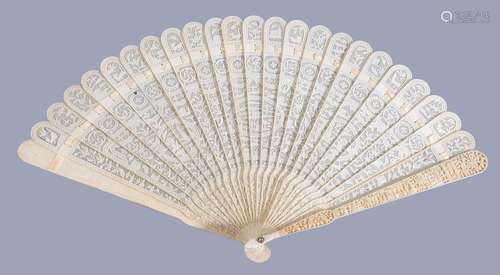 Ω A Chinese ivory brise fan, Canton, first quarter of the 19th century