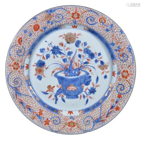 A Chinese imari large dish, Kangxi, painted in underglaze blue