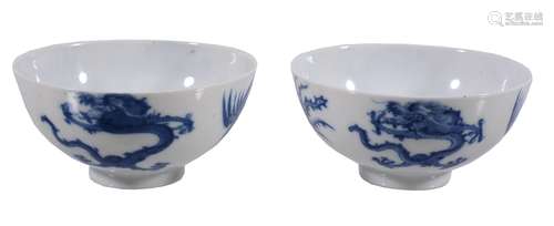 A pair of Chinese blue and white 'dragon and phoenix' bowls