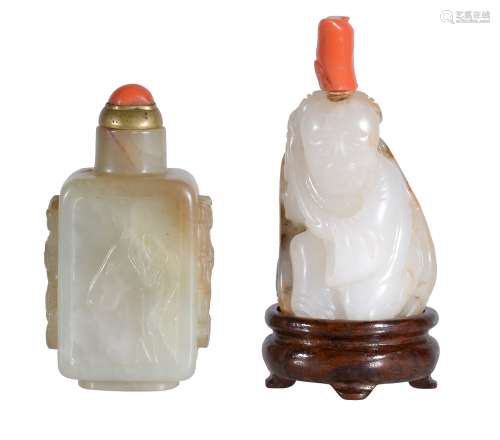 Ω A Chinese white jade snuff bottle of a seated man, Qing Dynasty