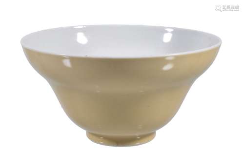 A Chinese yellow glazed bowl, Qing Dynasty