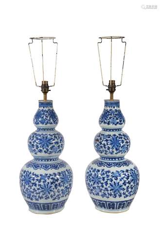 A pair of Chinese blue and white triple-gourd vases , late Qing Dynasty