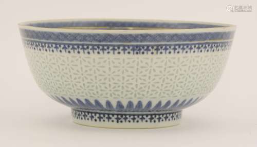 A rare Chinese export ware blue and white punch bowl, Jiaqing (1796-1820), with rice grain pattern ...