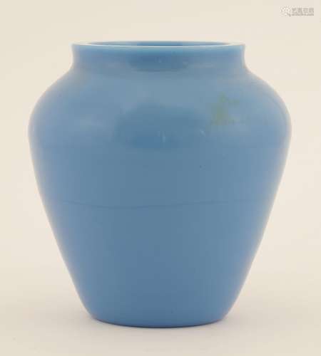 A Chinese Peking glass vase,of ovoid form in blue,14cm蓝料罐